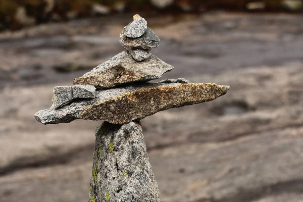 Norveç 'teki Kjerag dağına giden yolda bir taş cairn.