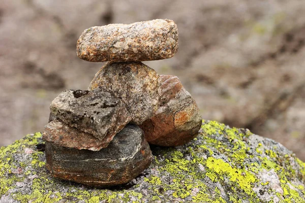 Norveç 'teki Kjerag dağına giden yolda bir taş cairn.