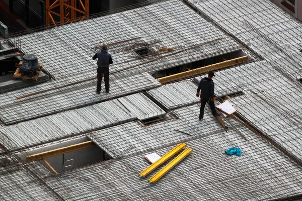 Les Travailleurs Installent Des Barres Armature Sur Toit Nouveau Bâtiment — Photo