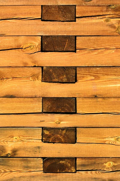 木墙里的木棍的臀部 作为建筑背景的天然木材结构 — 图库照片