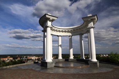 Poltava, Ukrayna - 13 Ağustos 2021: Beyaz Ağaç, Ukraynalı yazar, şair ve oyun yazarı Ivan Kotliarevsky 'nin anıtı