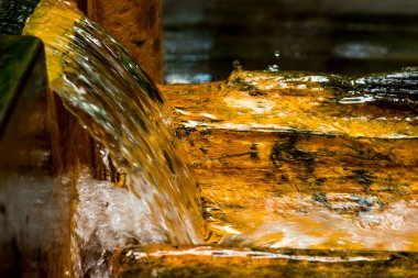 Paslı renkli tebeşir suyuyla maden pınarı.