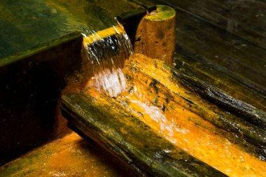 Paslı renkli tebeşir suyuyla maden pınarı.