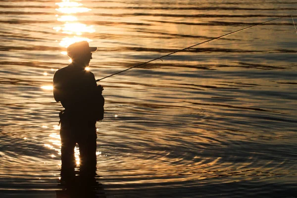 Silhouette Eines Wasser Stehenden Fischers — Stockfoto