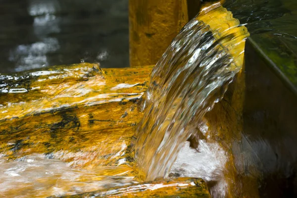 錆びた色の方解石水の鉱泉 — ストック写真