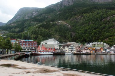 Odda, Norveç - 20 Haziran 2018: Hordaland ilçe Odda kasabada görünümünü, Sorfjorden ve temel village için sonunda yer alan popüler bir turizm için Trolltunga zamları.