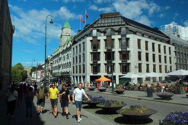 挪威奥斯陆 2018年6月26日 人们走在奥斯陆市中心繁忙的卡尔 约翰大门街 这是该市为纪念国王查尔斯 约翰而命名的主要街道 — 图库照片