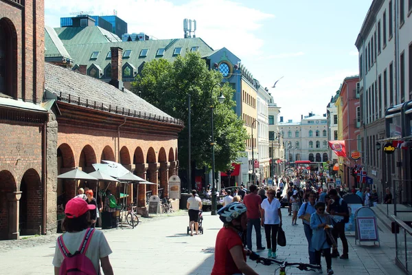 Oslo Norwegen Juni 2018 Spaziergänger Auf Der Viel Befahrenen Karl — Stockfoto