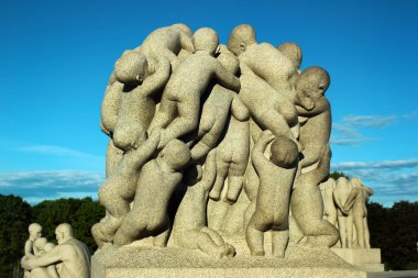 Oslo, Norveç - 26 Haziran 2018: Oslo 'da popüler bir turizm merkezi olan Frogner heykel parkında Gustav Vigeland tarafından bestelenen merkez Monolit parçaları.