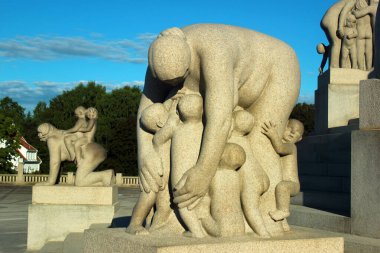 Oslo, Norveç - 26 Haziran 2018: Oslo 'da popüler bir turizm merkezi olan Frogner heykel parkında Gustav Vigeland tarafından bestelenen merkez Monolit parçaları.