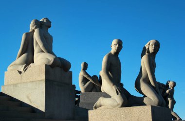 Oslo, Norveç - 26 Haziran 2018: Oslo 'da popüler bir turizm merkezi olan Frogner heykel parkında Gustav Vigeland tarafından bestelenen merkez Monolit parçaları.