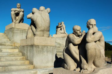 Oslo, Norveç - 26 Haziran 2018: Oslo 'da popüler bir turizm merkezi olan Frogner heykel parkında Gustav Vigeland tarafından bestelenen merkez Monolit parçaları.