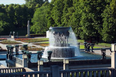 Oslo, Norveç - 26 Haziran 2018: Heykel çalışmaları ve Gustav Vigeland şık Park, popüler turizm Norveç başkenti sanatsal nesneler.