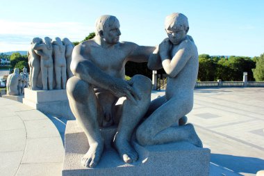 Oslo, Norveç - 26 Haziran 2018: Oslo 'da popüler bir turizm merkezi olan Frogner heykel parkında Gustav Vigeland tarafından bestelenen merkez Monolit parçaları.