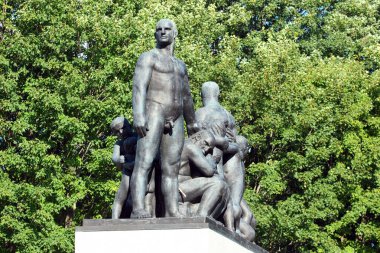 Oslo, Norveç - 26 Haziran 2018: Heykel çalışmaları ve Gustav Vigeland şık Park, popüler turizm Norveç başkenti sanatsal nesneler.