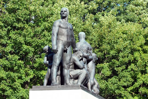 Oslo, Norveç - 26 Haziran 2018: Heykel çalışmaları ve Gustav Vigeland şık Park, popüler turizm Norveç başkenti sanatsal nesneler.