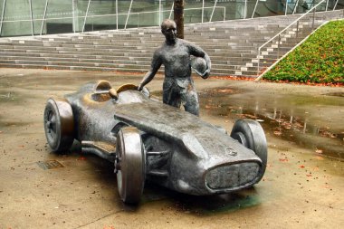 Stuttgart, Almanya - 23 Ekim 2025: Efsanevi Arjantin Formula 1 sürücüsü ve Mercedes-Benz Müzesinde beş kez Dünya Şampiyonu olan Juan Manuel Fangio 'nun heykeli