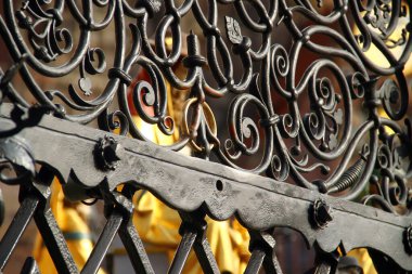 Nuremberg, Almanya - 21 Ekim 2025: Schoener Brunnen, Nuremberg 'in Hauptmarkt' ındaki süslü çeşme kulesi. 14. yüzyılın yenilenmiş kopyası. Gotik bir kuleye benzeyen güzel bir çeşme..