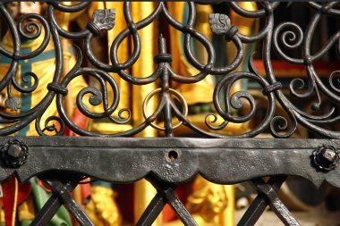 Nuremberg, Almanya - 21 Ekim 2025: Schoener Brunnen, Nuremberg 'in Hauptmarkt' ındaki süslü çeşme kulesi. 14. yüzyılın yenilenmiş kopyası. Gotik bir kuleye benzeyen güzel bir çeşme..