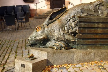 Nuremberg, Almanya - 21 Ekim 2025: Der Hase, bronz heykel Juergen Goertz, Albrecht Duerer 'in tavşanından esinlenerek.