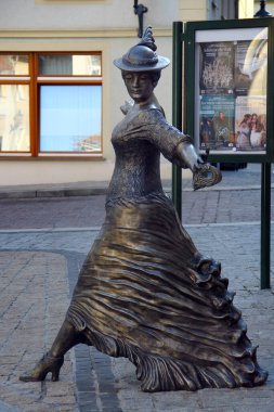 Freiberg, Almanya - 2 Aralık 2025: Friederike Caroline Neuber 'in Bronz Anıtı, Freiberg, Saksonya' da tiyatro dışında bir Alman aktris ve tiyatro reformcusu.