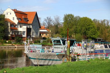 Halle, Almanya - 6 Nisan 2024: Saale Nehri 'ne demirlemiş çevre çalışmaları için araştırma gemisi