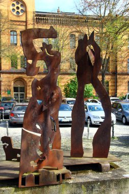 Halle, Almanya - 6 Nisan 2024: Maureske, Irmtraud Ohme 'nin Moritzburg Kalesi Müzesi yakınlarındaki paslanmış çelik detaylarıyla bir heykeli