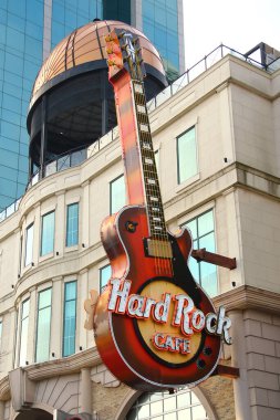 Niagara Şelalesi, Kanada - 15 Şubat 2026: Niagara Şelalesi, Ontario 'daki Casino Niagara' da Hard Rock Cafe dev gitar tabelası