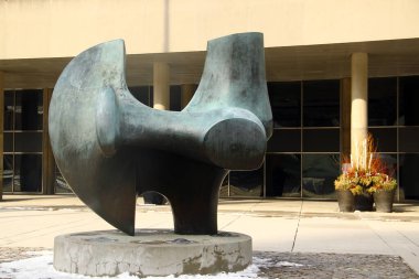 Toronto, Kanada - 15 Şubat 2026: Toronto City Hall 'da Henry Moore' un Archer heykeli, 1960 'lardan kalma soyut bronz halk sanatı