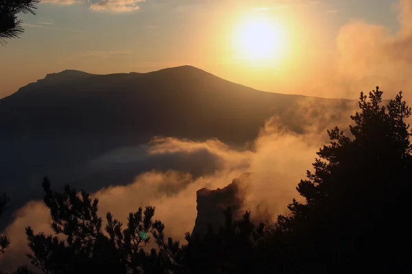 Beau coucher de soleil dans les montagnes. Paysage d'automne, Chatyrdag pla — Photo