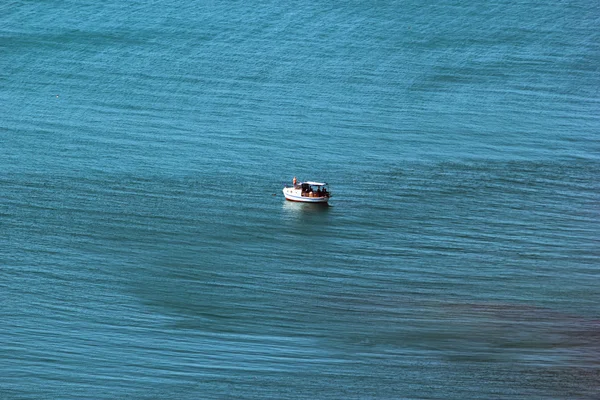 Einsames Boot im Meer — Stockfoto