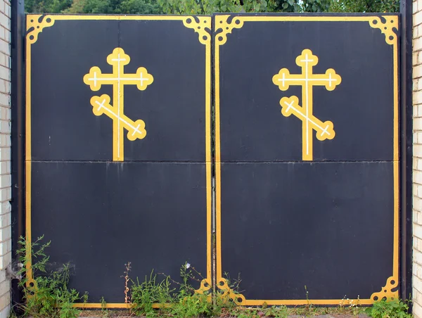 Puertas del monasterio ortodoxo con símbolos cruzados —  Fotos de Stock