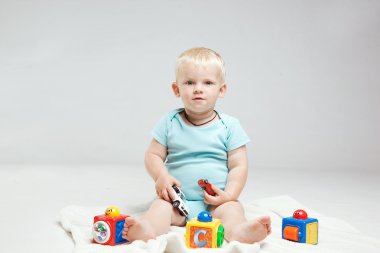 Çocuk oyuncakları ile oynarken