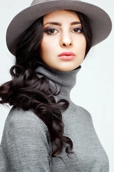 Hermosa mujer en un sombrero —  Fotos de Stock