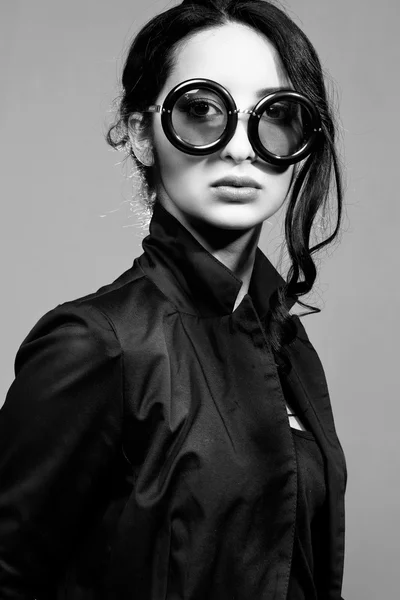 Портрет женщины в солнечных очках — стоковое фото