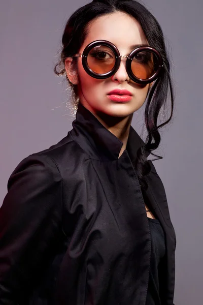 Güneş gözlüklü kadın portresi — Stok fotoğraf
