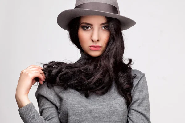 Hermosa mujer en un sombrero —  Fotos de Stock