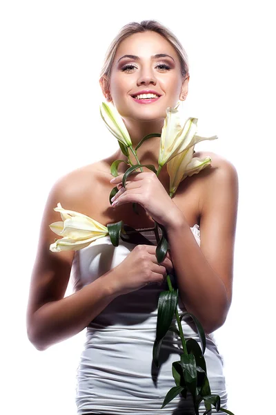 Frau mit Lilienblüten — Stockfoto