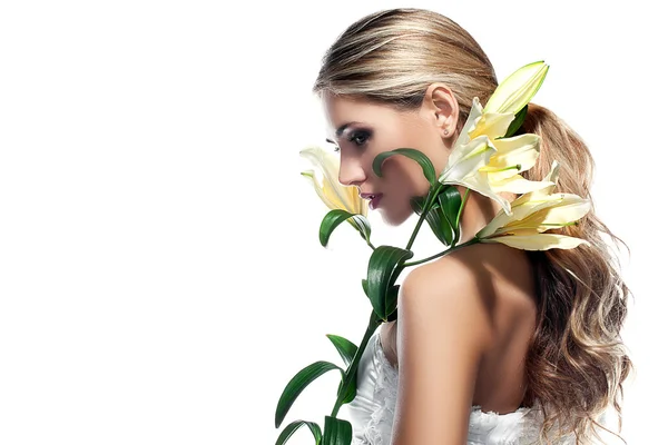Kvinna med lily blommor — Stockfoto
