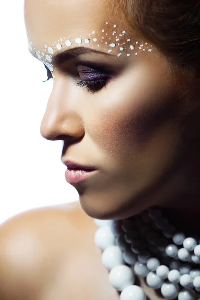 Hermosa mujer con collar africano. cabello magnífico —  Fotos de Stock