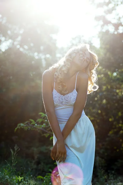 Hermosa chica en vestido blanco caminando en el prado en el día de verano —  Fotos de Stock