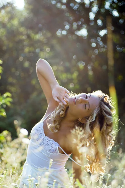 Menina bonita em vestido branco andando no prado no dia de verão — Fotografia de Stock
