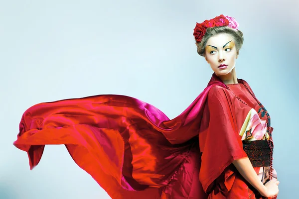 Moda asiática mulher vestindo tradicional japonês vermelho quimono com guarda-chuva, estúdio tiro. Gueixa — Fotografia de Stock