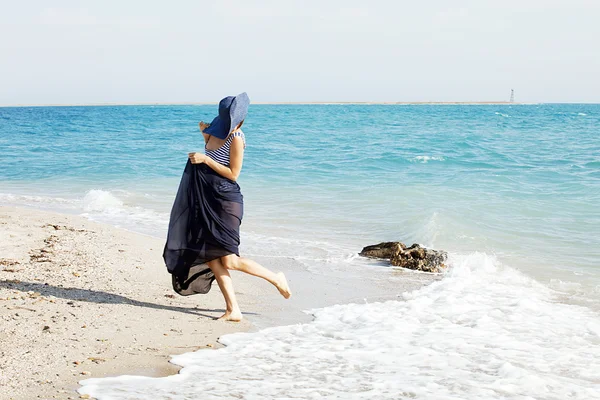 Porträtt av unga vackra garvat kvinnan vila på stranden i sommardag — Stockfoto