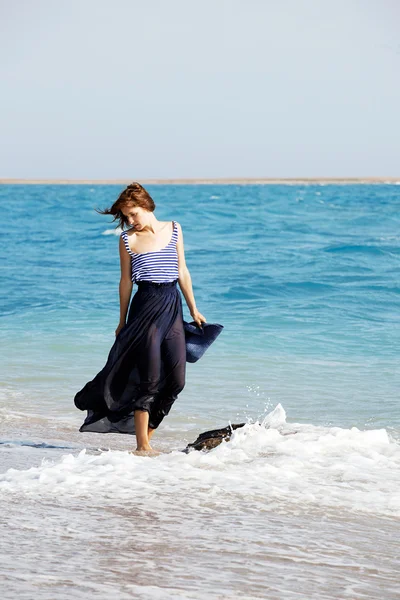 Beautiful  tanned woman resting on the beach in summer day — Stock Photo, Image