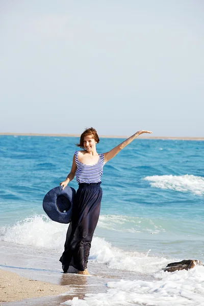 Beautiful  tanned woman resting on the beach in summer day — Stock Photo, Image