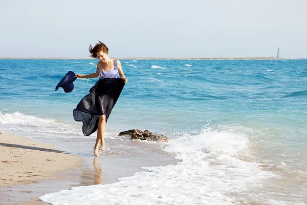 Beautiful  tanned woman resting on the beach in summer day — Stock Photo, Image