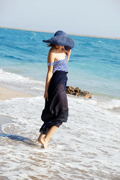 Beautiful  tanned woman resting on the beach in summer day — Stock Photo, Image