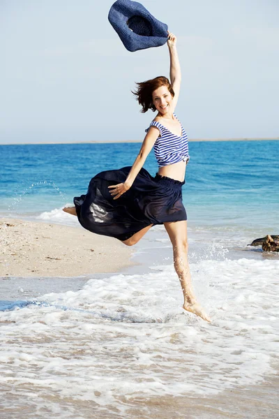Gyönyörű cserzett nő, pihen a tengerparton, a nyári nap — Stock Fotó