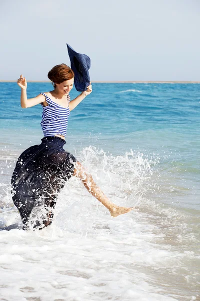 Belle femme bronzée reposant sur la plage en journée d'été — Photo